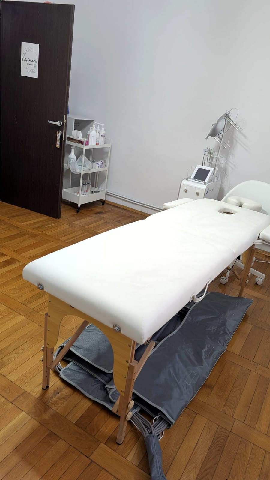Colțul de lucru al salonului — pat de tratament și produse profesionale Dermedics