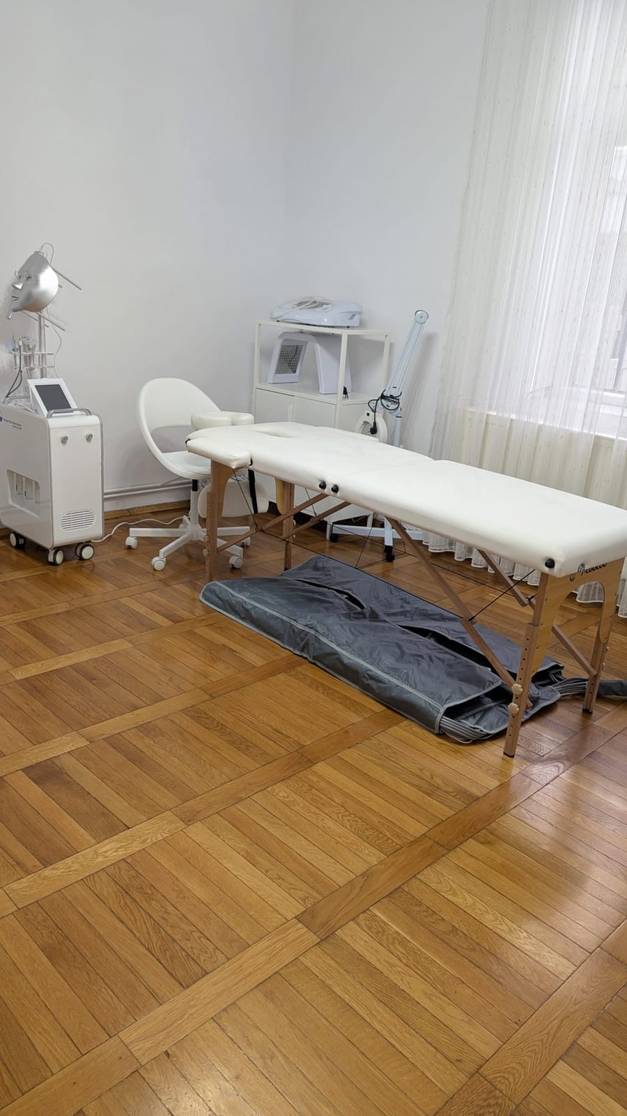 Camera de tratament — pat profesional, aparatură cosmetică și lumină naturală